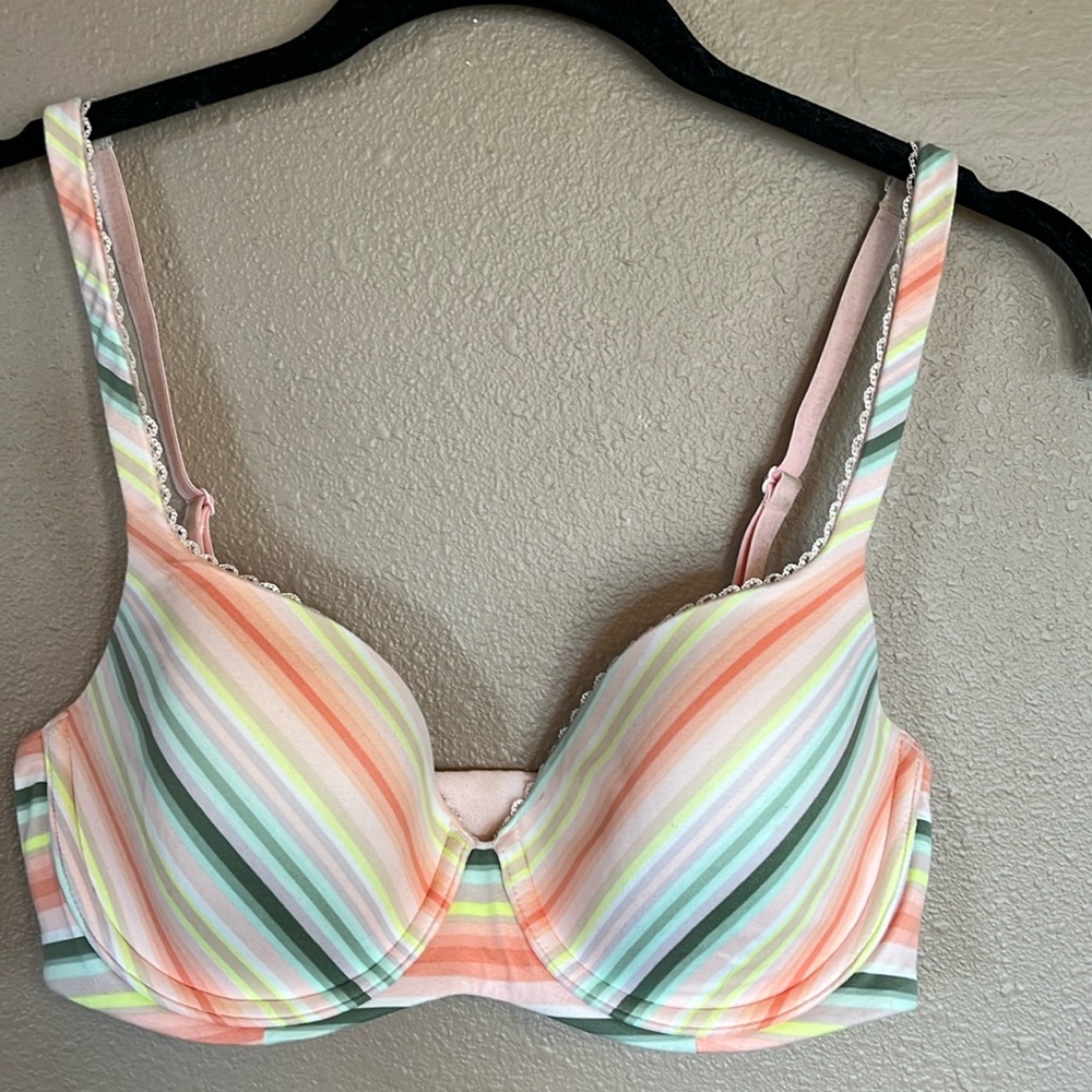 Victoria’s Secret lined Demi bra. Size 32DD